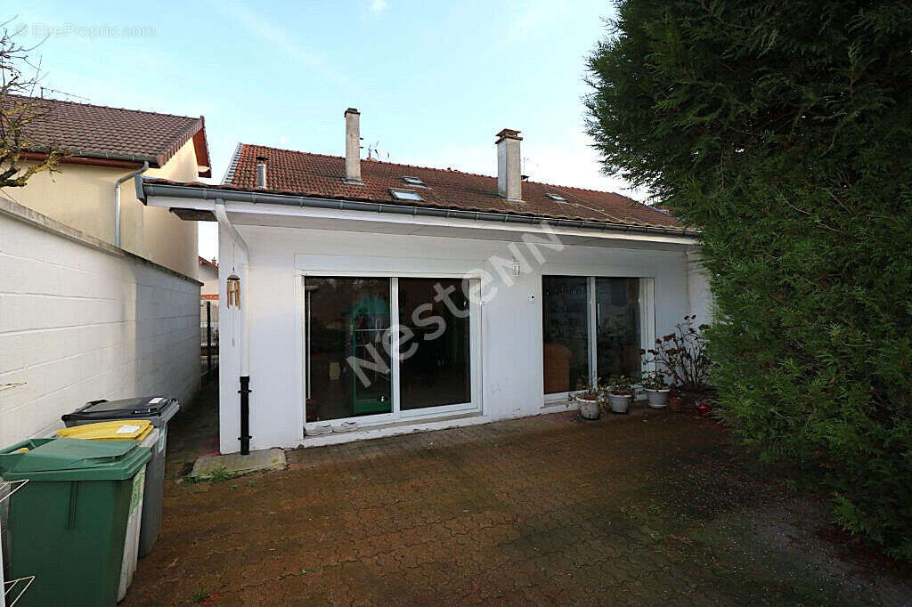 Maison à GUIGNICOURT