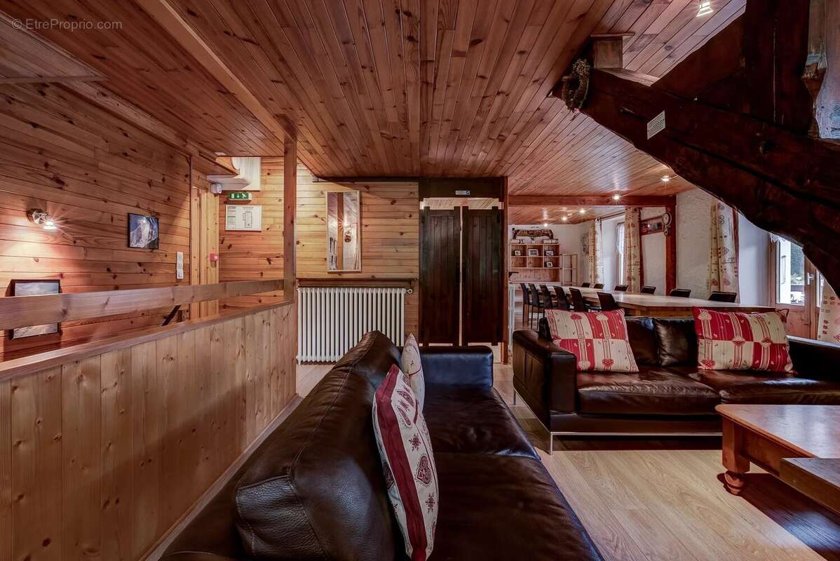 CHAMONIX - Grand chalet avec 9 chambres et beaucoup de potentiel - photo 4