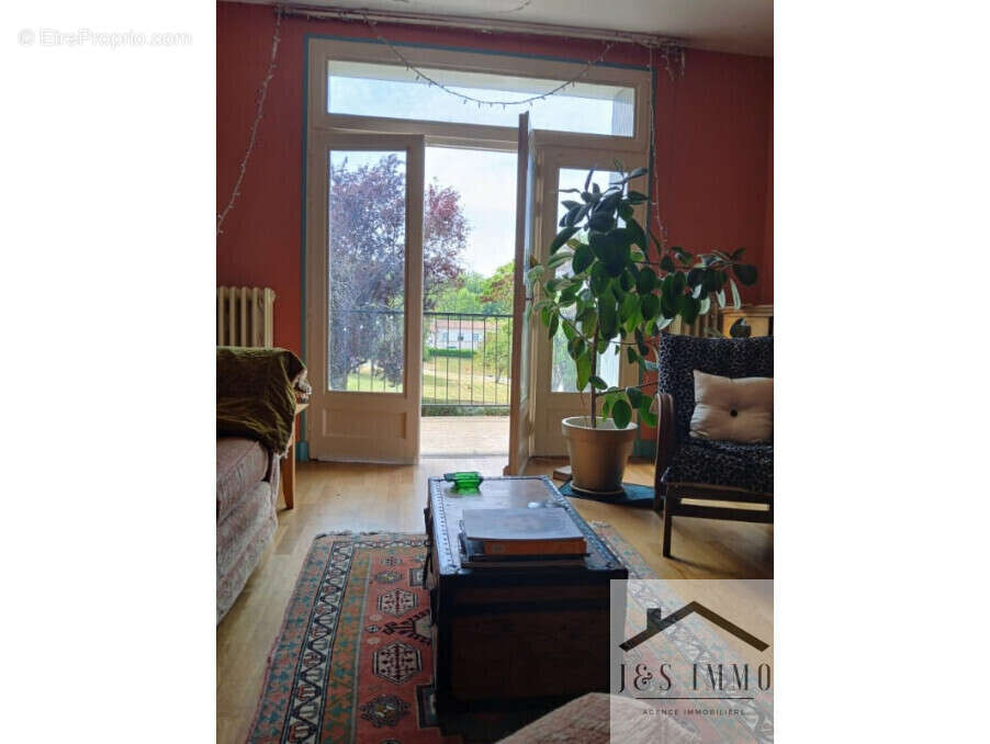 Maison à CHERVES-CHATELARS