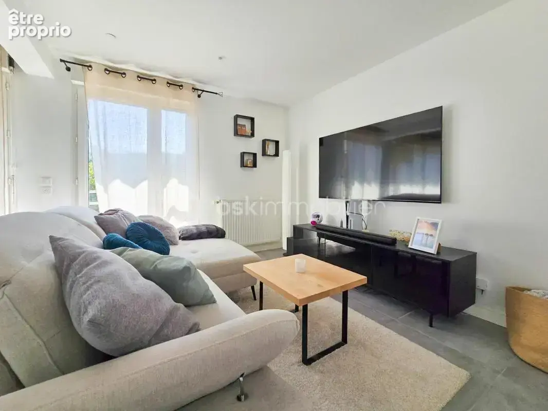 EYBENS – Dernier étage – Appartement rénové avec goût, balcon et potentiel 2 chambres - photo 2