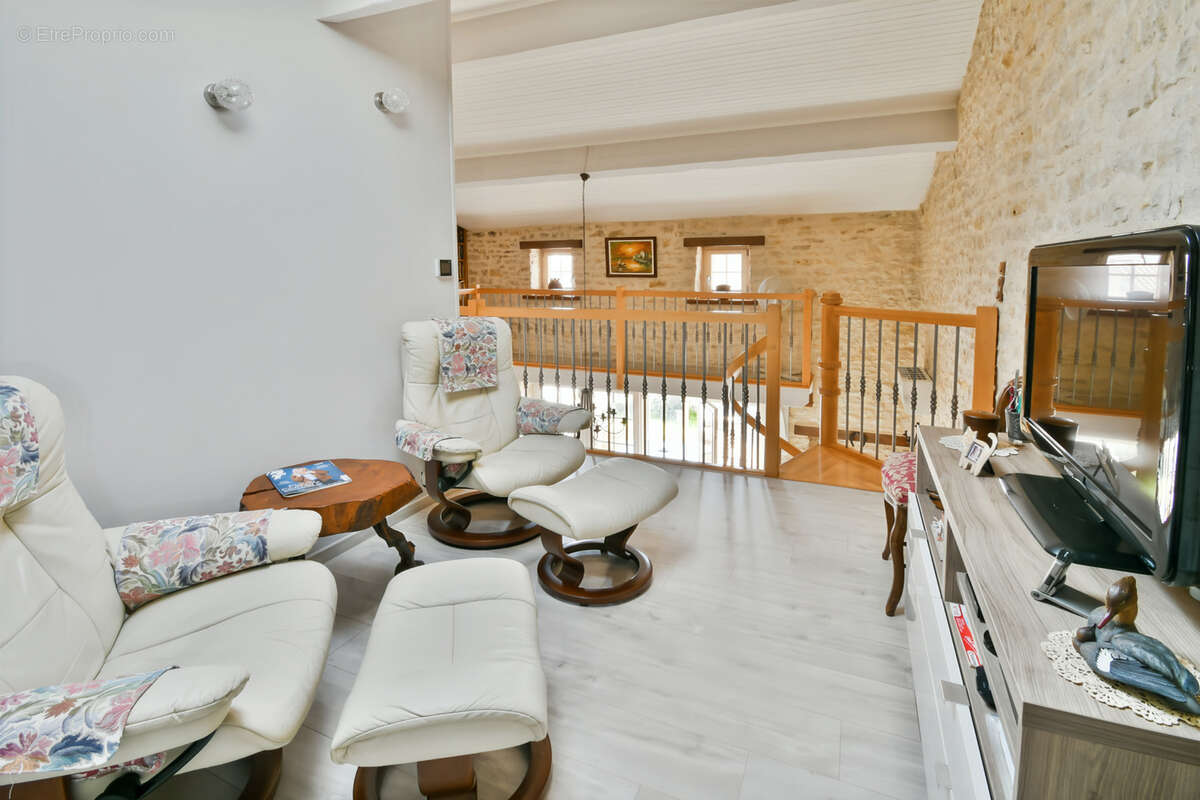 Maison à vendre 3 pièces SAINT - LOUP (17)- Piscine - Garage - Jardin - photo 12