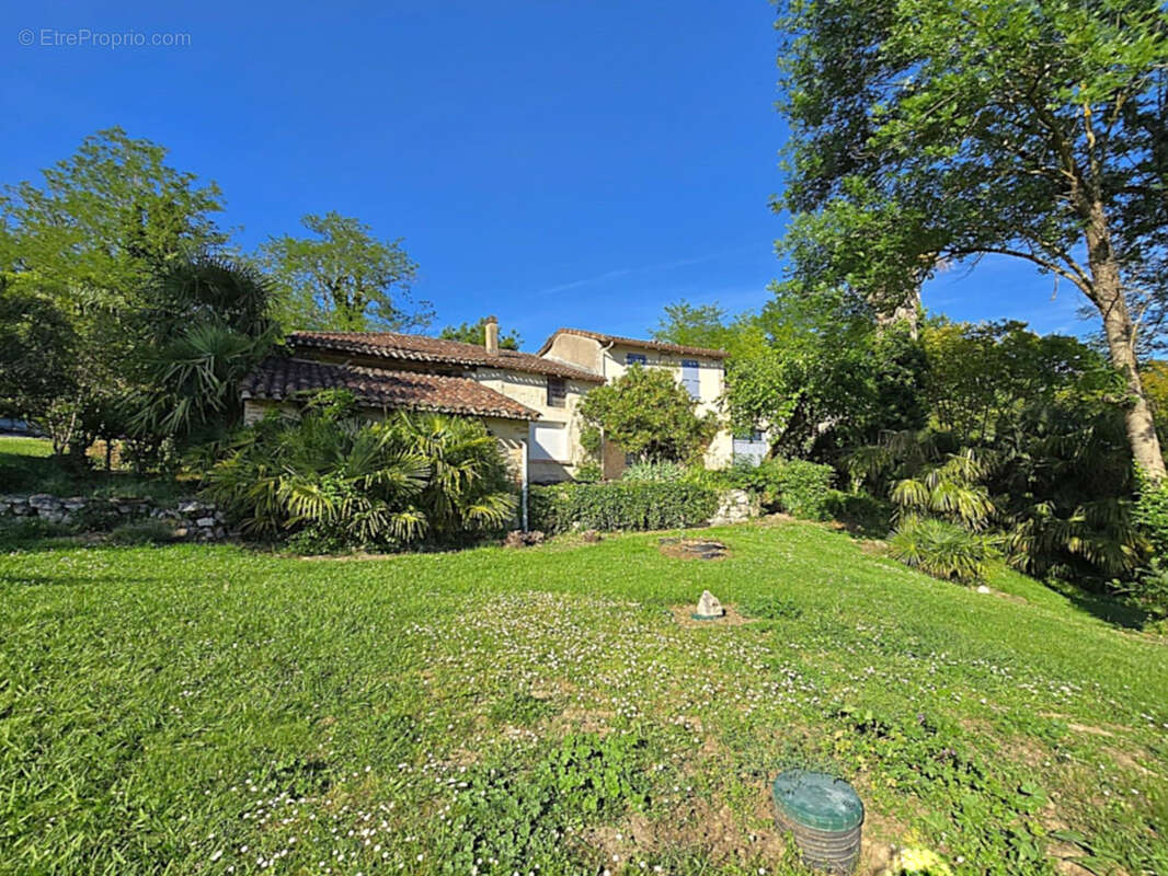 Rare - Délicieuse propriété 1,9 hectare maison rénovée et nombreuses dépendances - photo 8