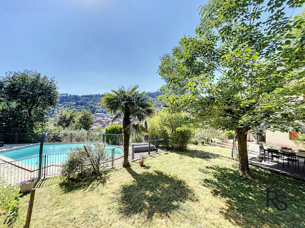 Une villa de 212 m2 avec 3797 m2 de jardin et piscine, 5 chambres et un bureau, garage et caves en RDC. - photo 3