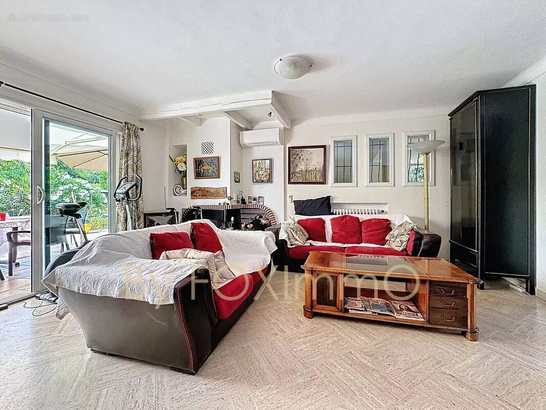 Antibes – Villa apercu mer, beaucoup charme avec potentiel,calme absolu, proche des commodités, jardin plat piscine. - photo 16