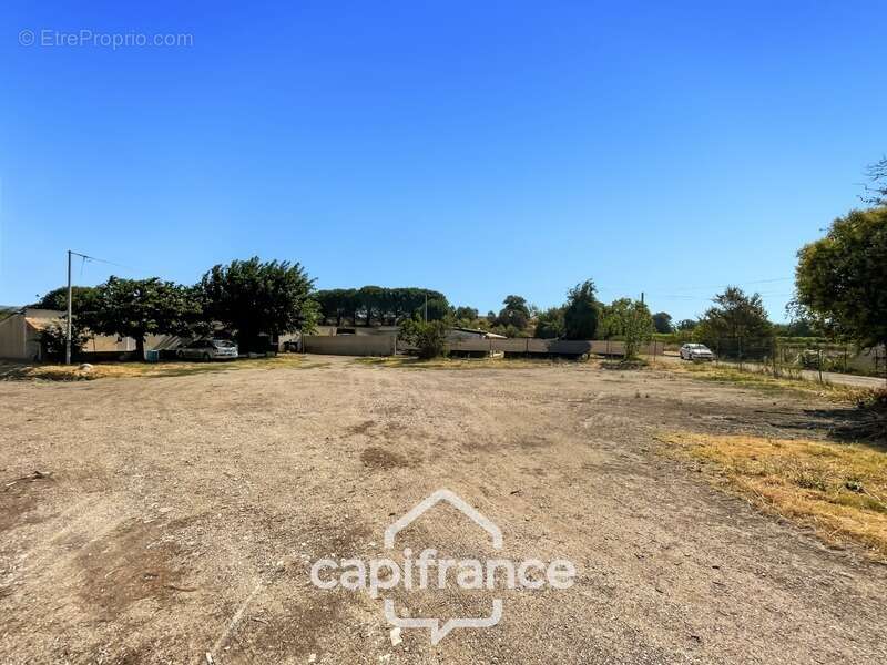 Alleins, maison de plain pied de   83m2 environ établie en zone agricole sur une parcelle de 3 400m2 m2 avec garage attenant - photo 8