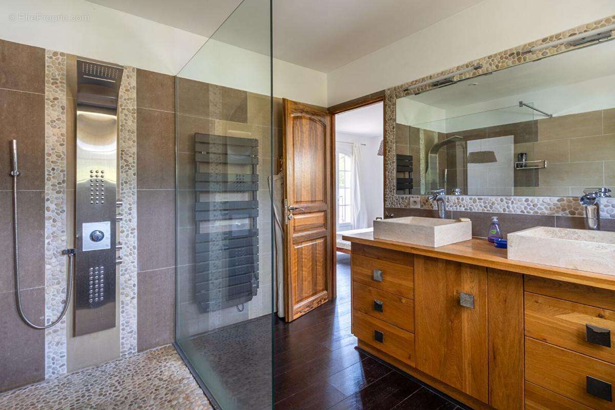 Collobrières  Maison de 146 m²  4 chambres  Terrain de 2 890 m²  Piscine - photo 16