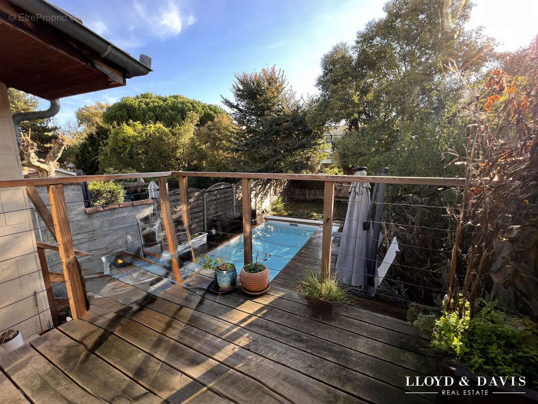 Terrasse sur piscine et jardin - Maison à BORDEAUX