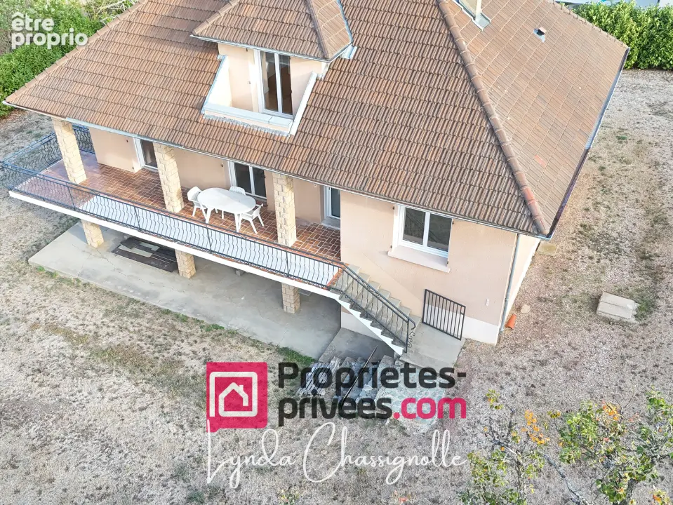 Maison entièrement rénovée à Saint Symphorien de Lay  - Grand garage double - - photo 2