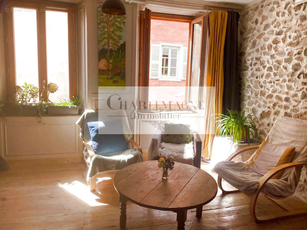 Grand t4 avec studio coin nuit et ses deux greniers a renover - photo 3