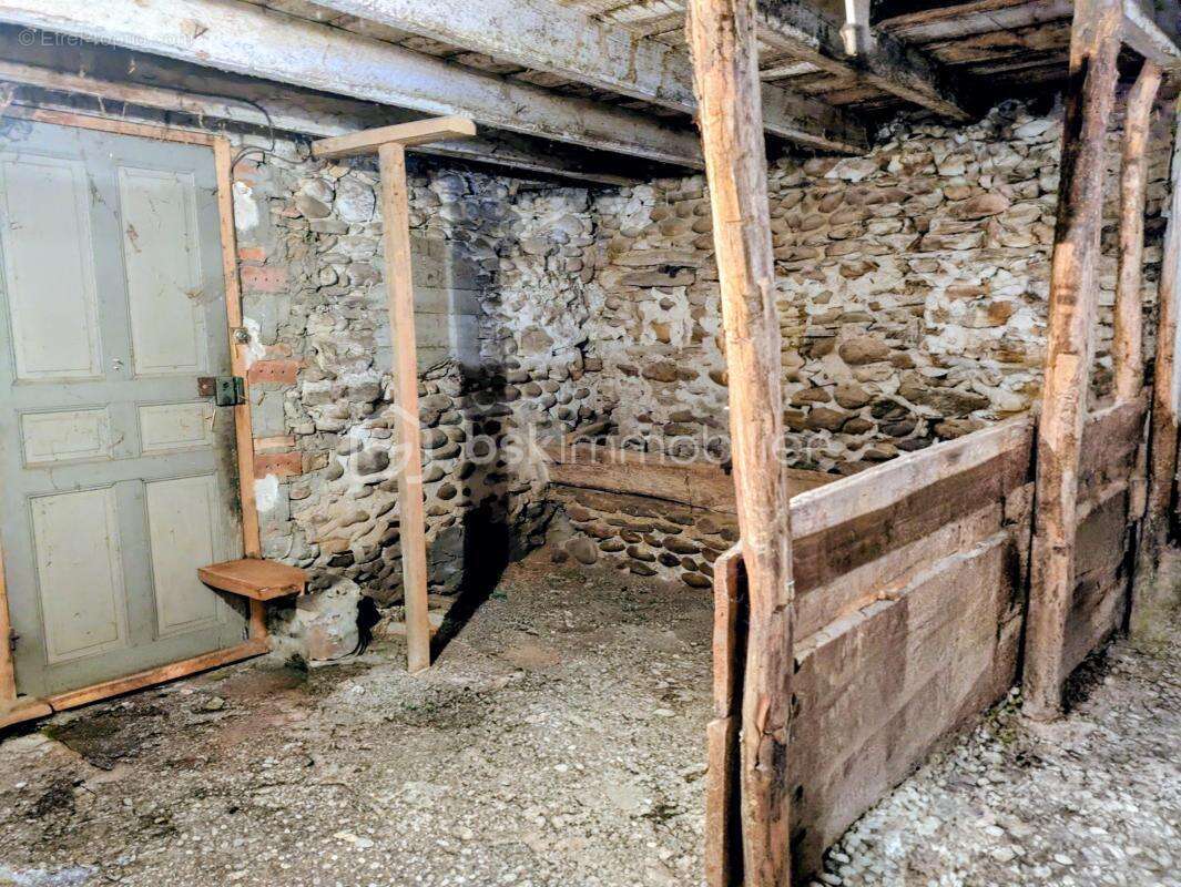 EXCLUSIVITÉ – Ancien corps de ferme sur 5,6 hectares avec dépendances, verger et rivière - photo 17