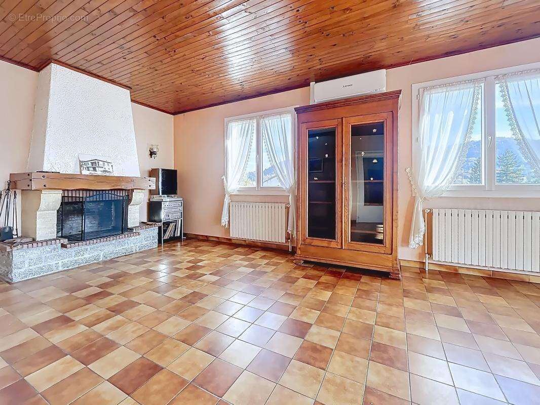 Maison à SAINT-JEAN-DE-MUZOLS