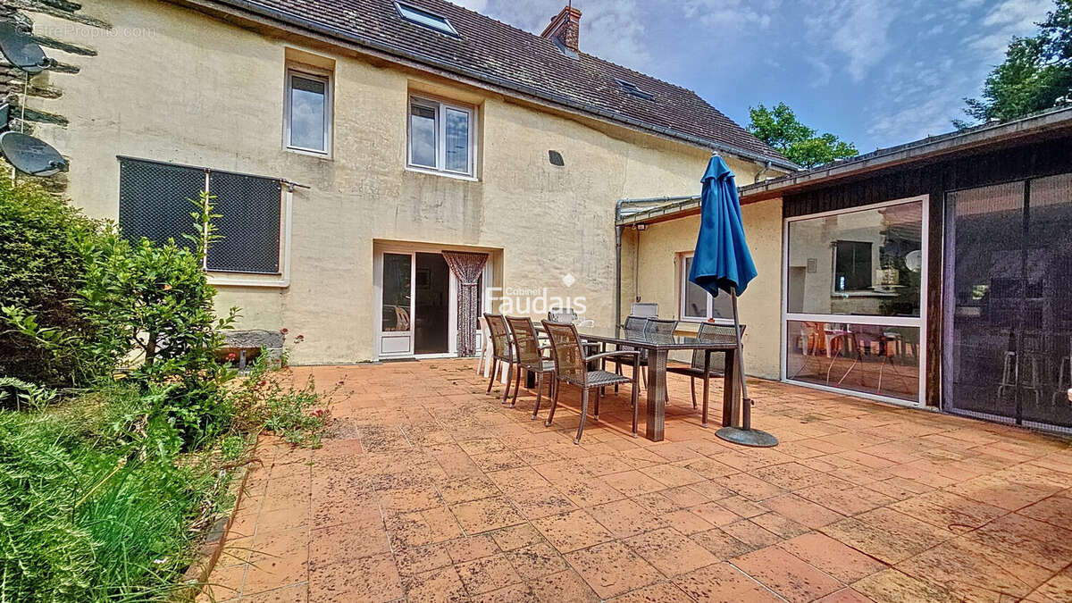 Maison 350 m² à Feugeres  - photo 5