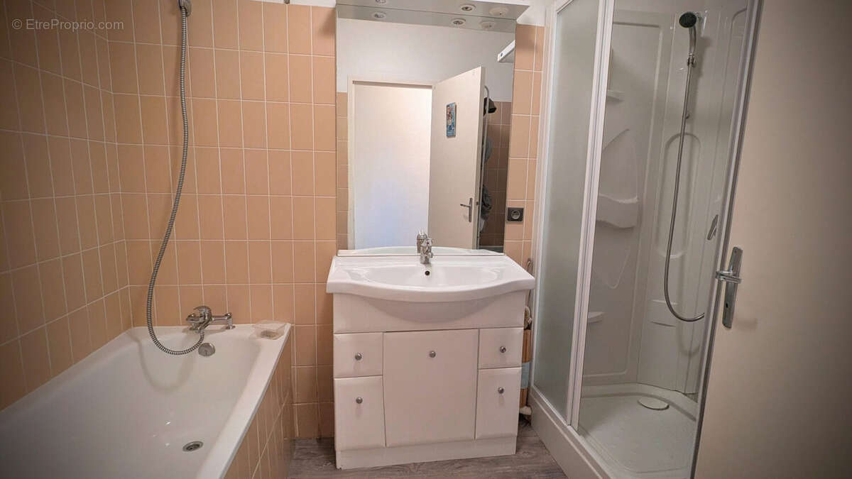 Baignoire et douche, SDB et SDO