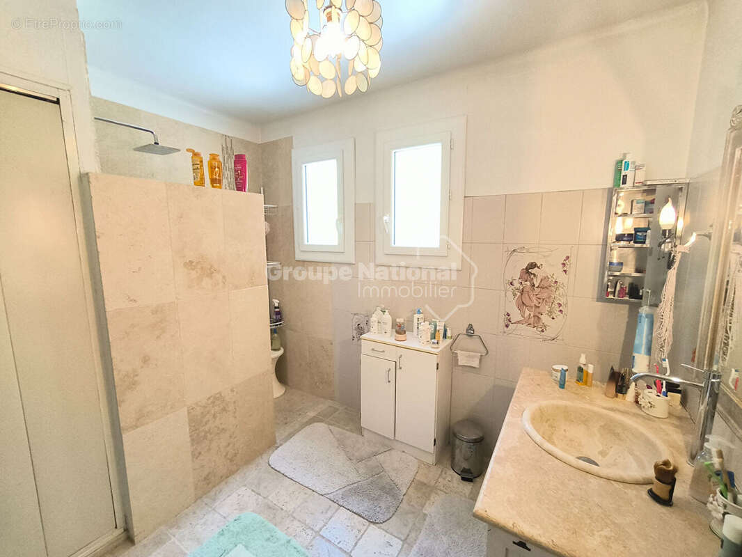 Maison de plain-pied 3 chambres avec piscine, garage, abri voitures sur parcelle constructible de 2826 m² - Loriol du Comtat - photo 13