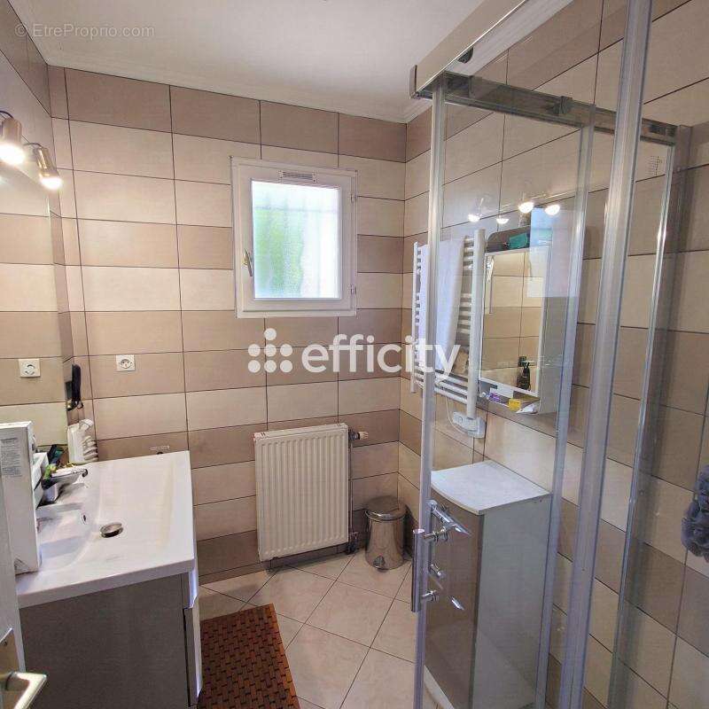 Maison 130 m² à Decines-Charpieu  - photo 5