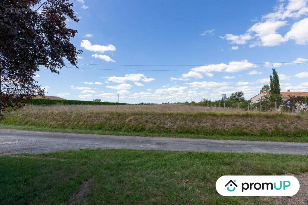 Terrain à FONTAINES-D'OZILLAC