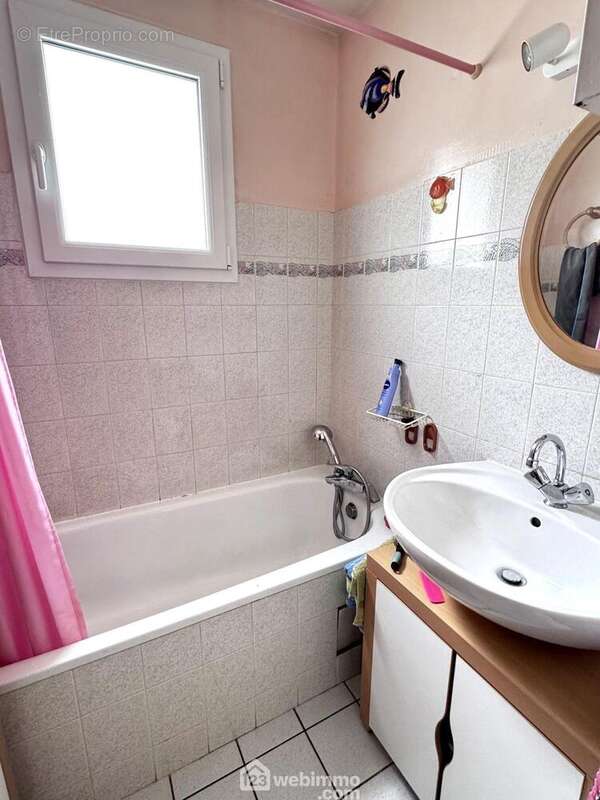 Nous arrivons dans la salle de bain