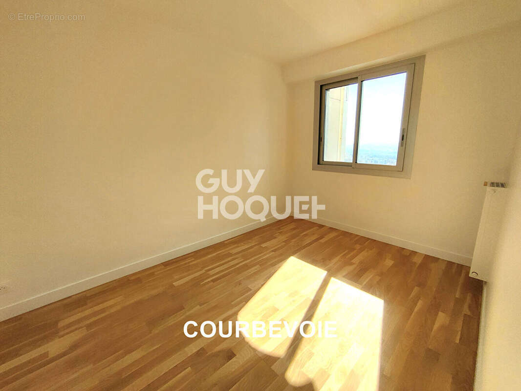 Appartement à COURBEVOIE