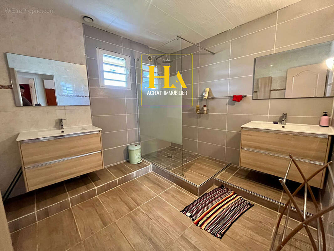 Maison Saint Joseph - Plaine des grègues  8 pièces 232.8 m2 - photo 4