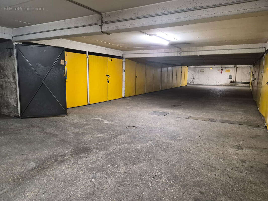Parking à PARIS-12E