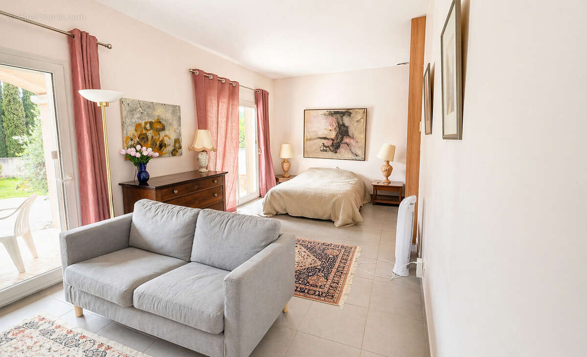 Maison à SAINT-CLEMENT-DE-RIVIERE