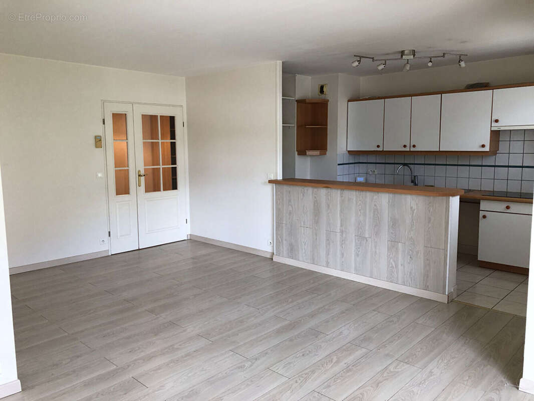 BUC VILLAGE  Appartement 3 pièce(s) 63 m2 avec balcon, cave et 2 places de parking - photo 7