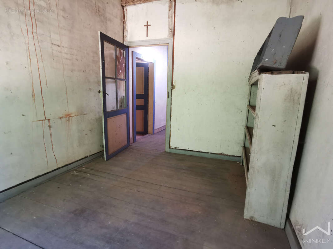 Maison en Pierre, Fort potentiel +300 m2 cave, garage, à restaurer entièrement - photo 12