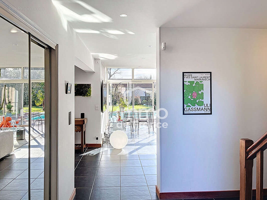 Maison familiale 5 chambres avec piscine sur terrain arboré de 2 000 m² - photo 4