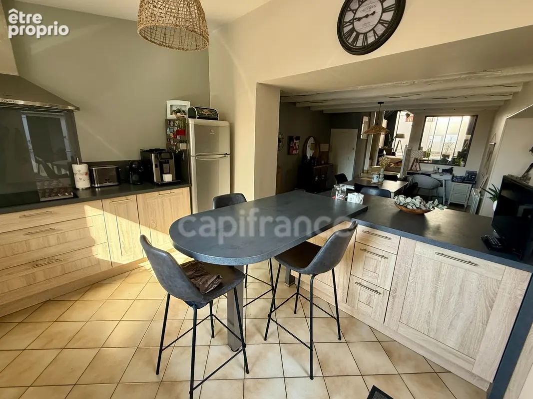  CHAMPDENIERS – Maison de caractère rénovée de 175 m² avec 135 m² de dépendances et fort potentiel - photo 11