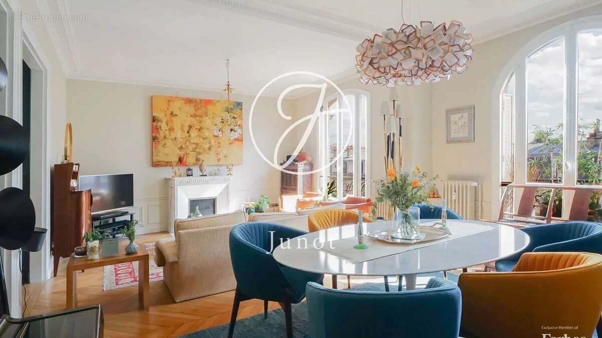 Appartement à PARIS-7E