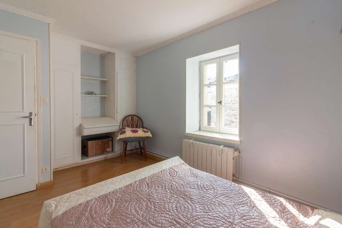 Maison à SAINT-MEME-LES-CARRIERES