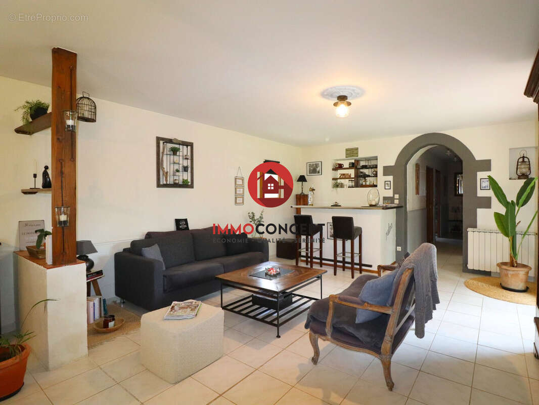 Maison à LAUDUN-L&#039;ARDOISE