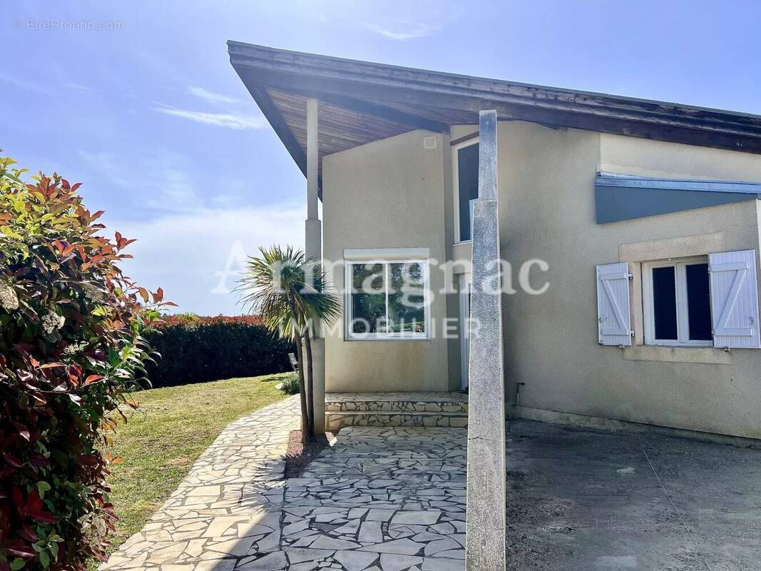Maison à VIC-FEZENSAC