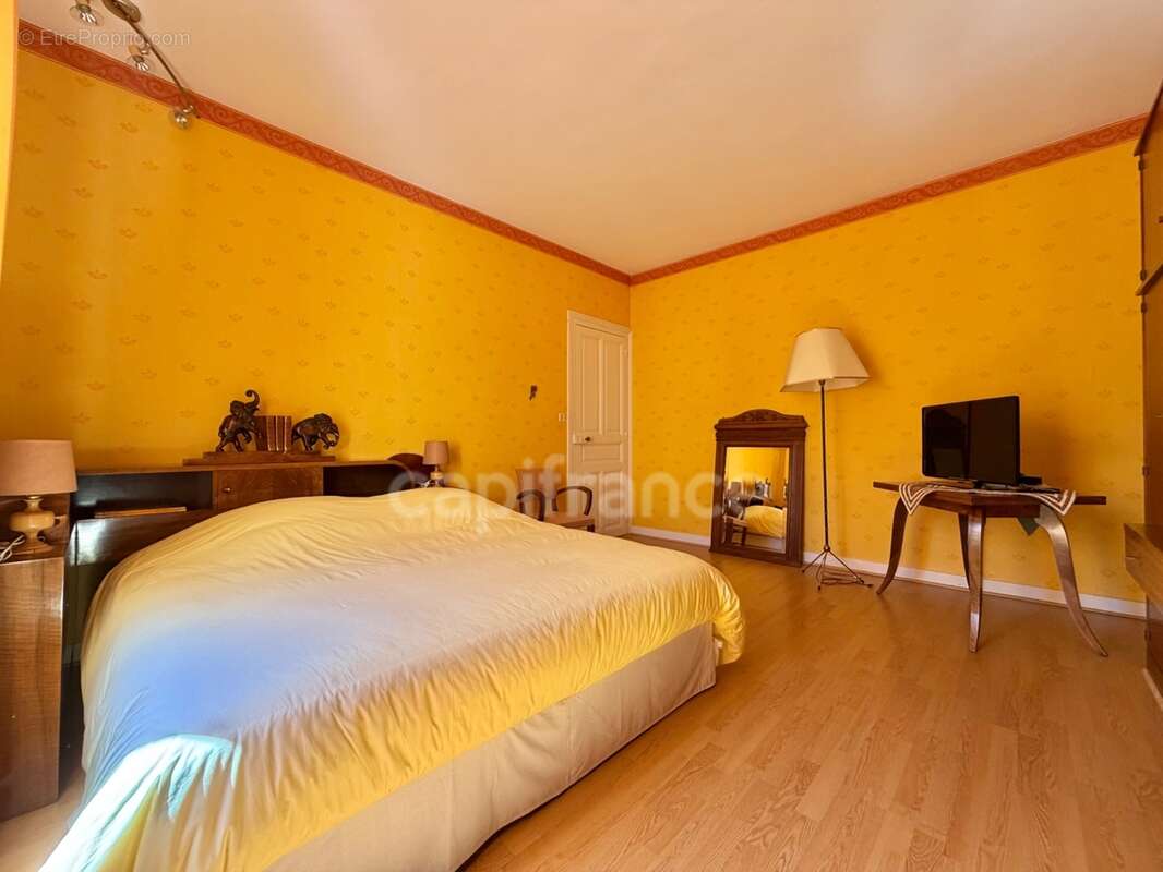 Ensemble immobilier : maison + appartement independant + garage de 135m2 + dependances et terrain clos – rare sur le secteur - photo 17