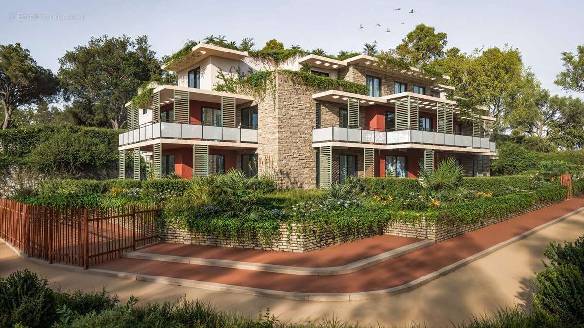 Appartement à LA ROQUETTE-SUR-SIAGNE