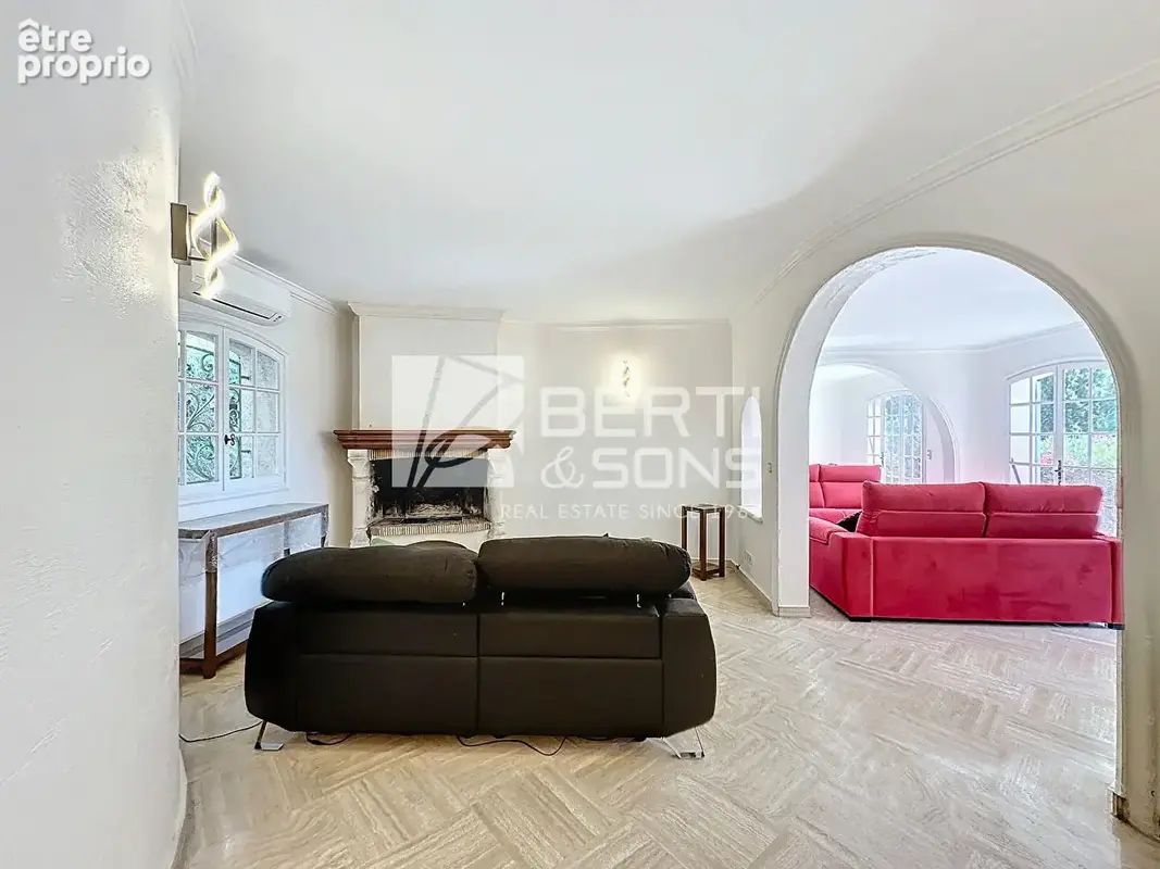Mandelieu - secteur recherché - villa 7 pieces de 256m² avec piscine - vue esterel et mer - photo 4