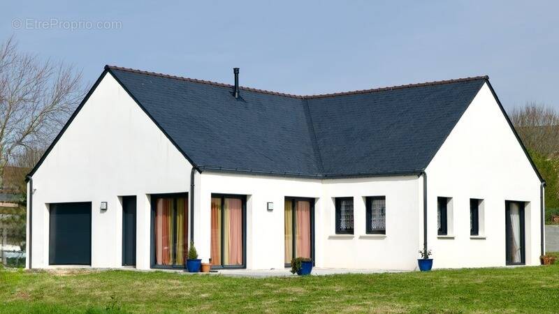 Maison contemporaine de plain-pied de 128 m² à Plouhinec, à proximité immédiate du littoral - photo 1