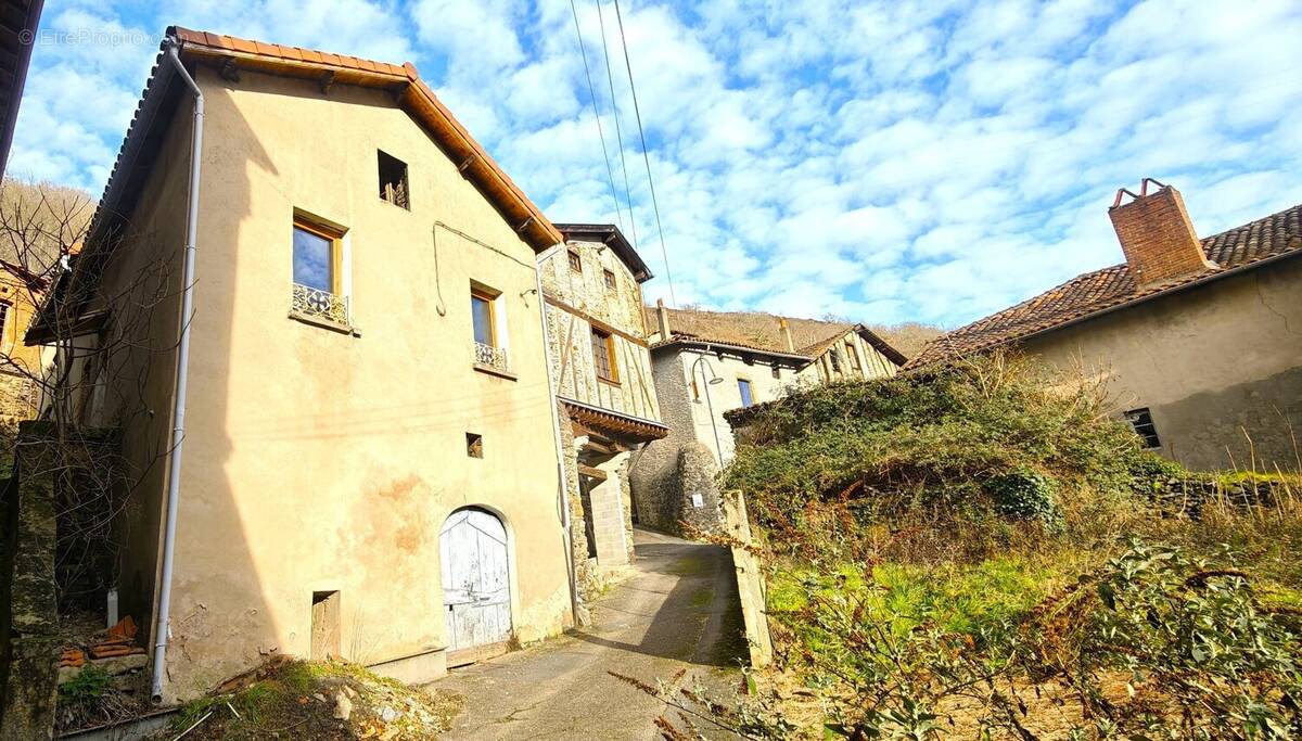 Maison à LIVINHAC-LE-HAUT