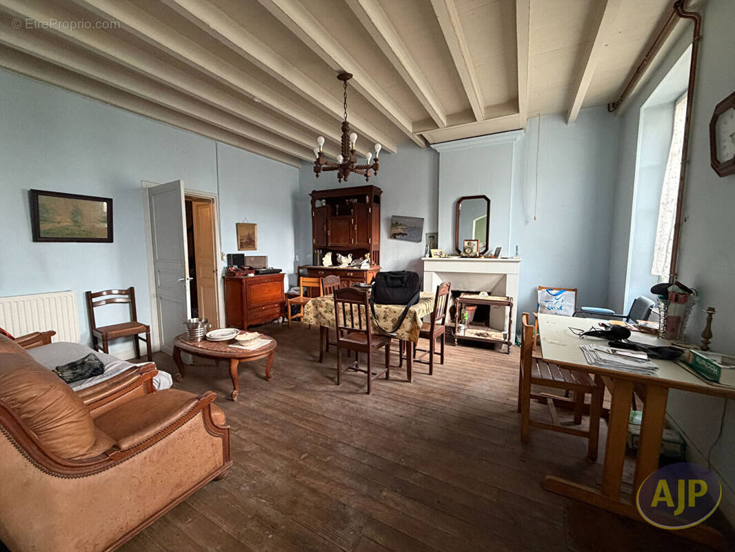 Maison à SAINT-GENIS-DE-SAINTONGE