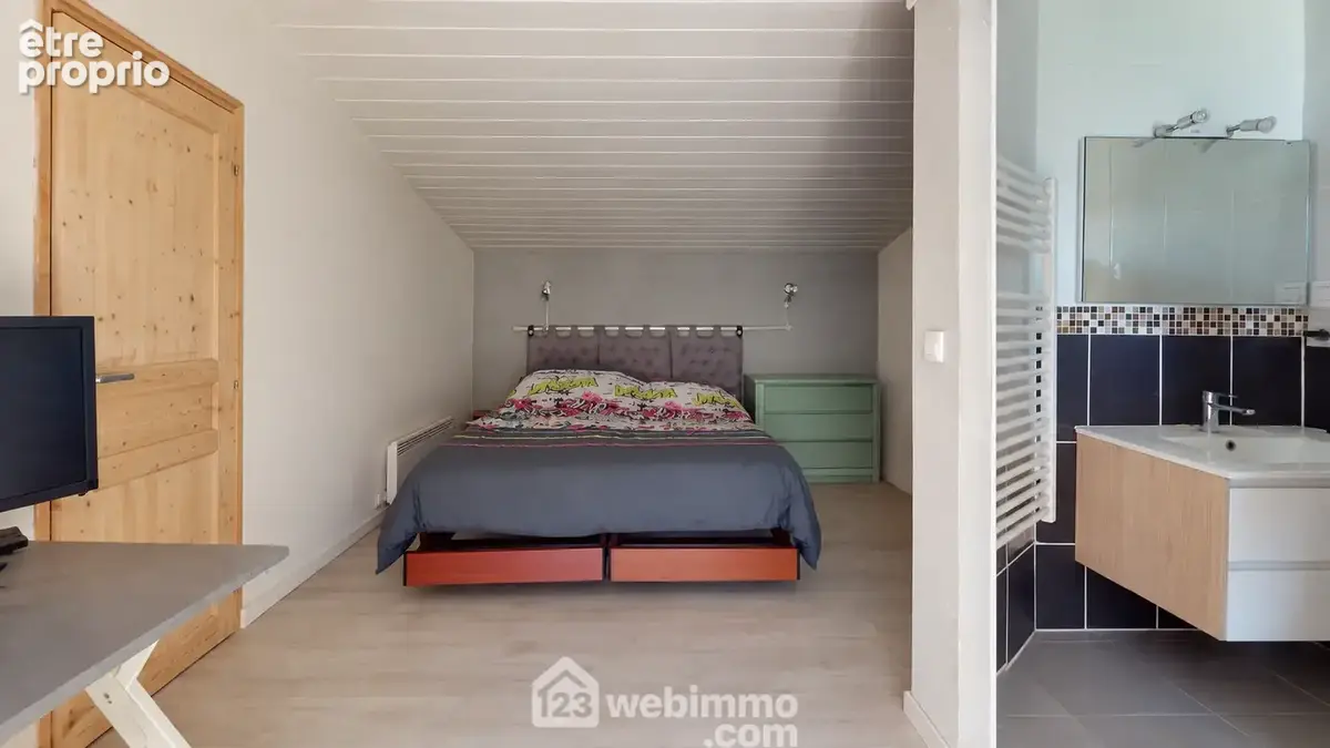 Chambre parentale avec salle de douches et WC