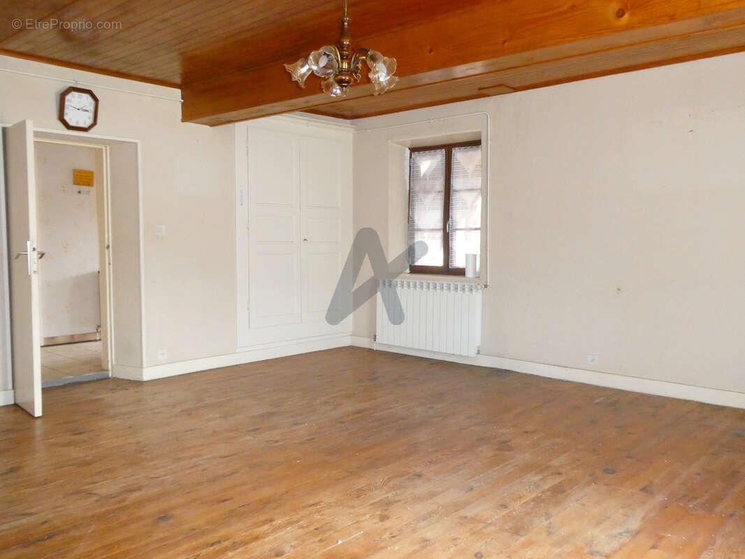 Très belle ferme de caractère indépendante avec grandes dépendances et 5 000 m2 de terrain - photo 7