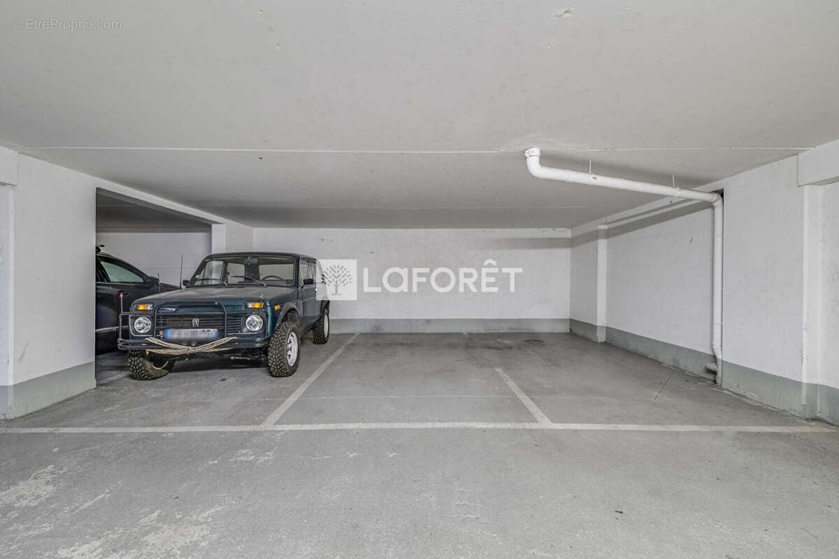 Coup de coeur assuré : vue dégagée, extérieur et place de parking ! - photo 7