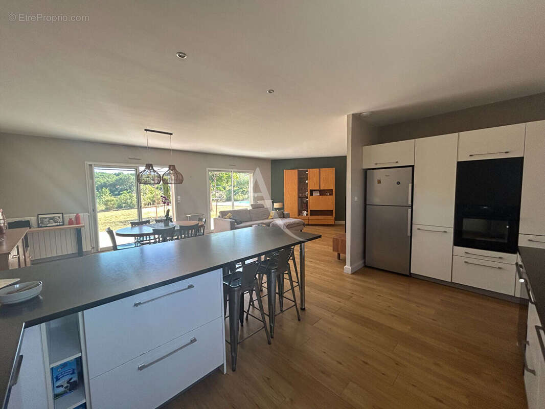 Superbe villa de plain-pied avec piscine et vue dégagée sur la pinède - photo 7