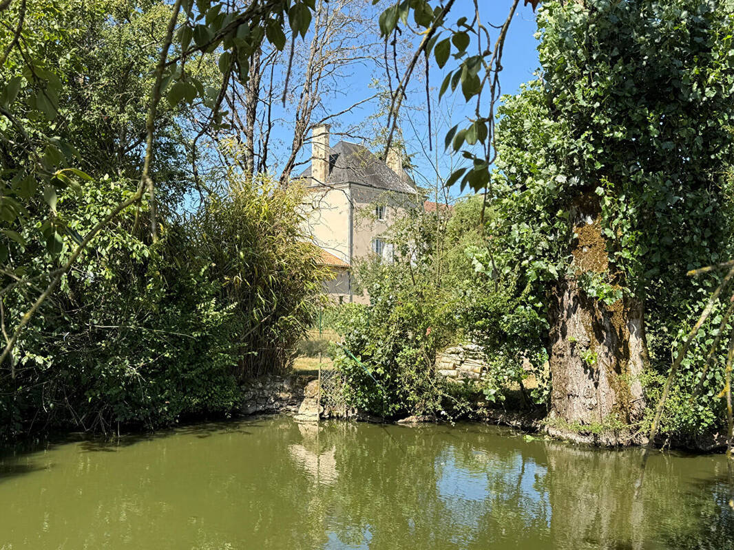 Maison à NIEUIL-L'ESPOIR
