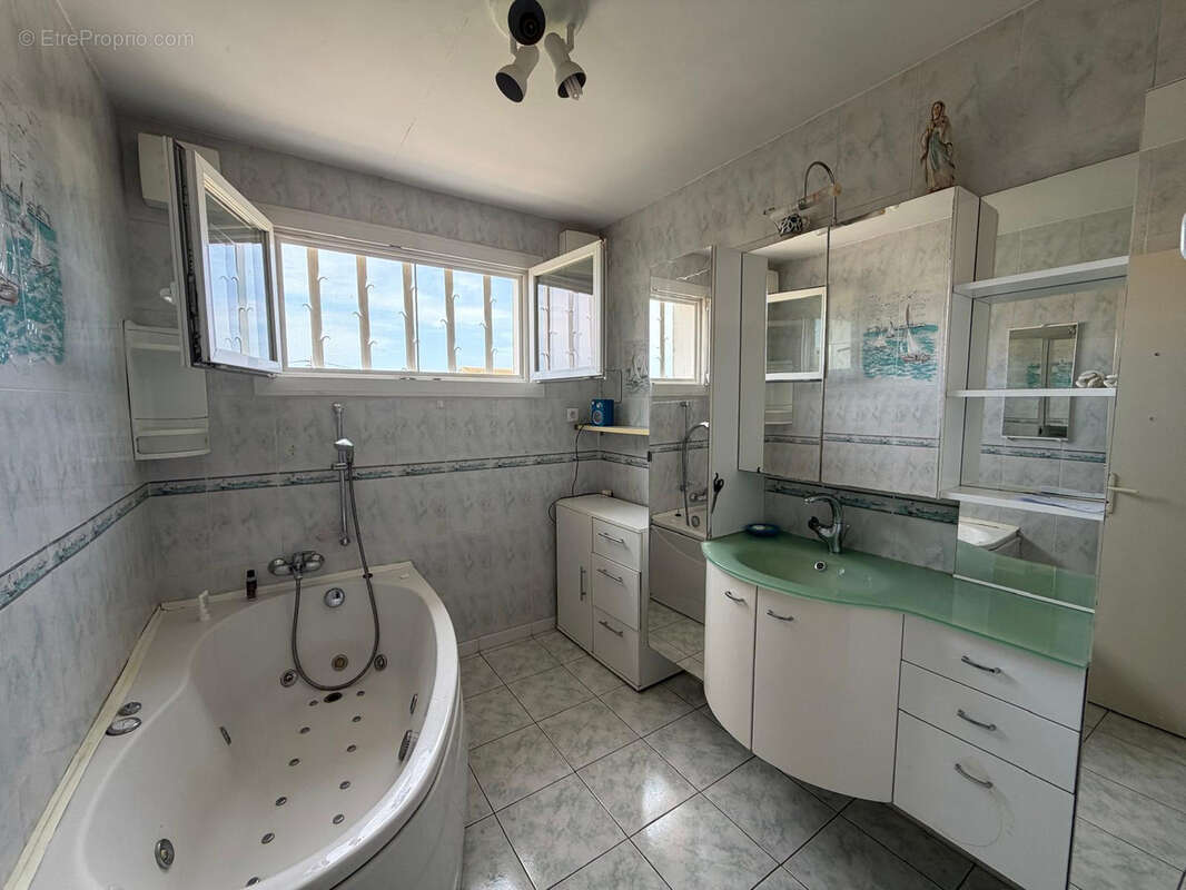 Marignane,  villa 3 logements, garage, terrain de 392 m2, fort potentiel - photo 5