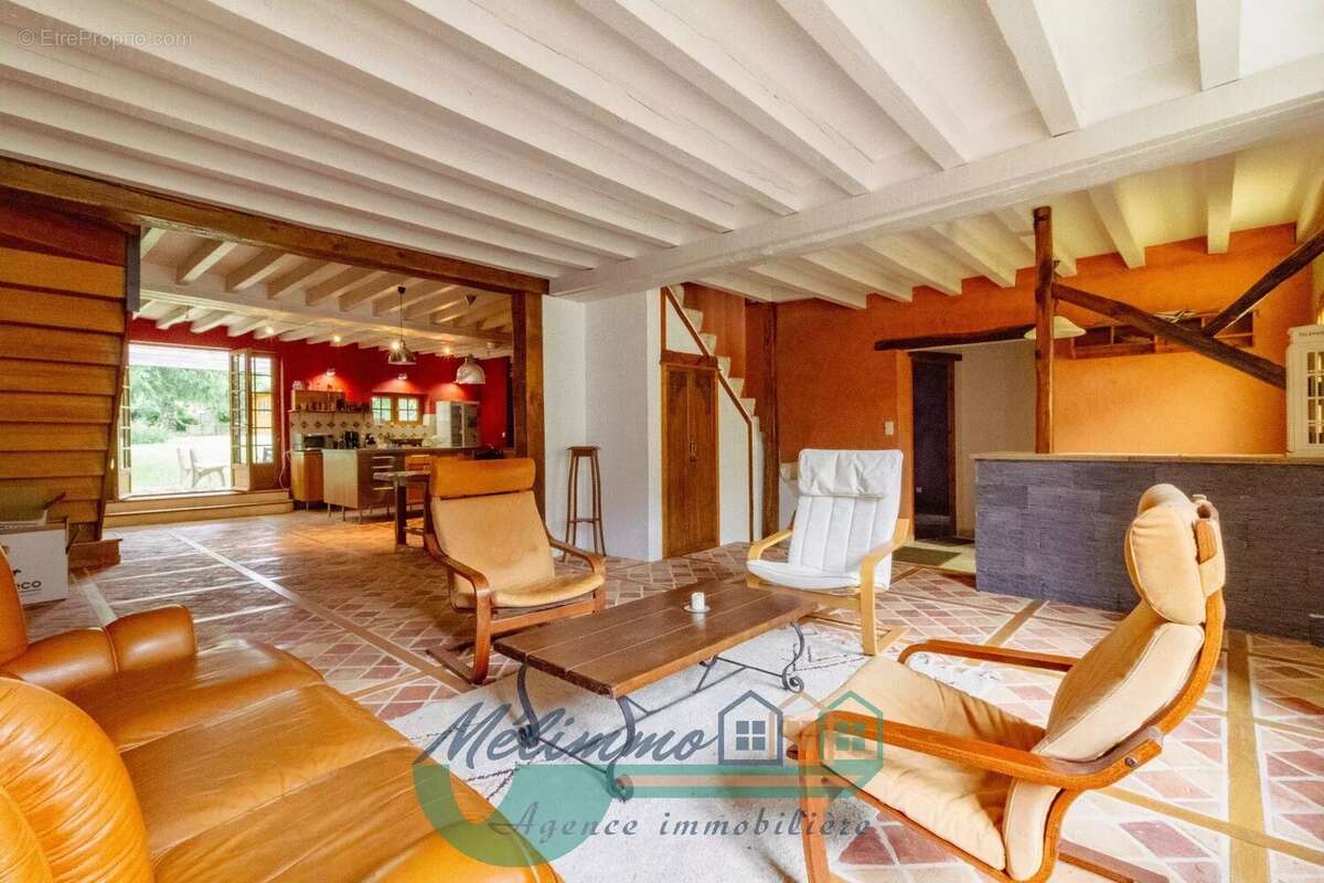 Maison à MOUTIERS-EN-PUISAYE