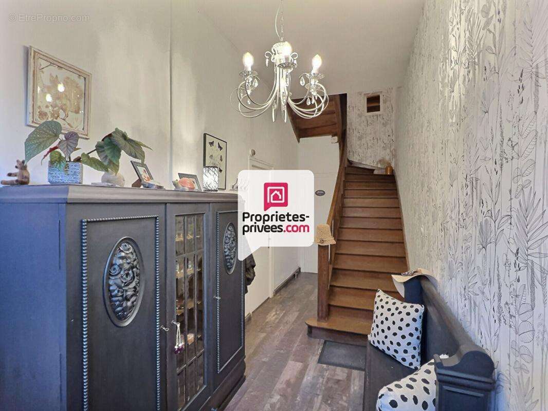 Maison de bourg T5/6 entièrement rénovée avec 4 ch. et jardin près de sa rivière sur ST-PIERRE-DE-COLE (24800) - photo 3