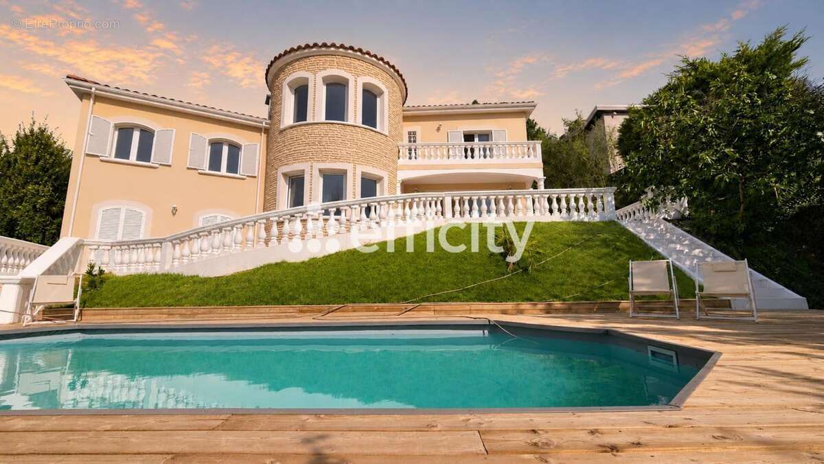 Maison 245 m² à Rochetaillee-Sur-Saone  - photo 2