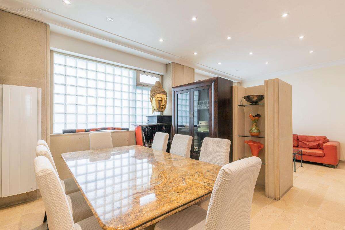 Commerce à PARIS-11E