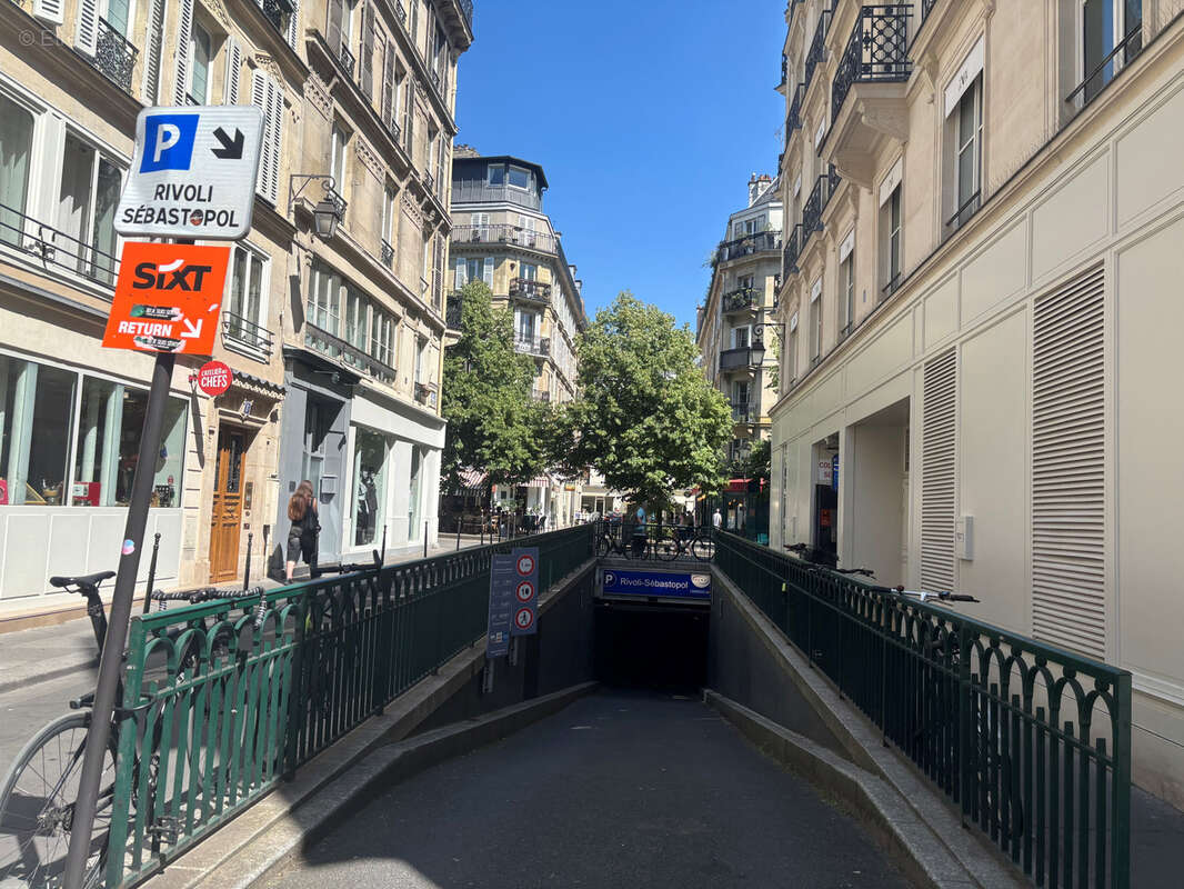 Parking à PARIS-4E